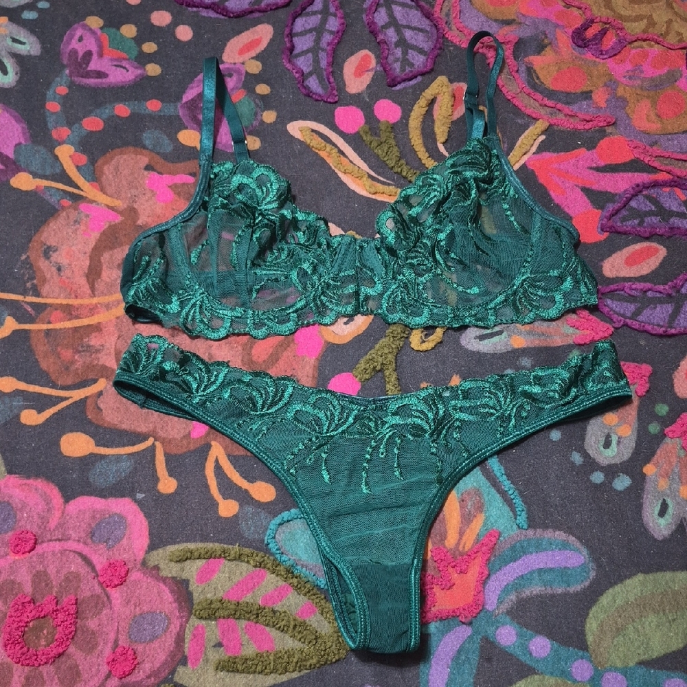 Elegant Green Lace Bra & Thong Set - Sheer Embroidered Intimates